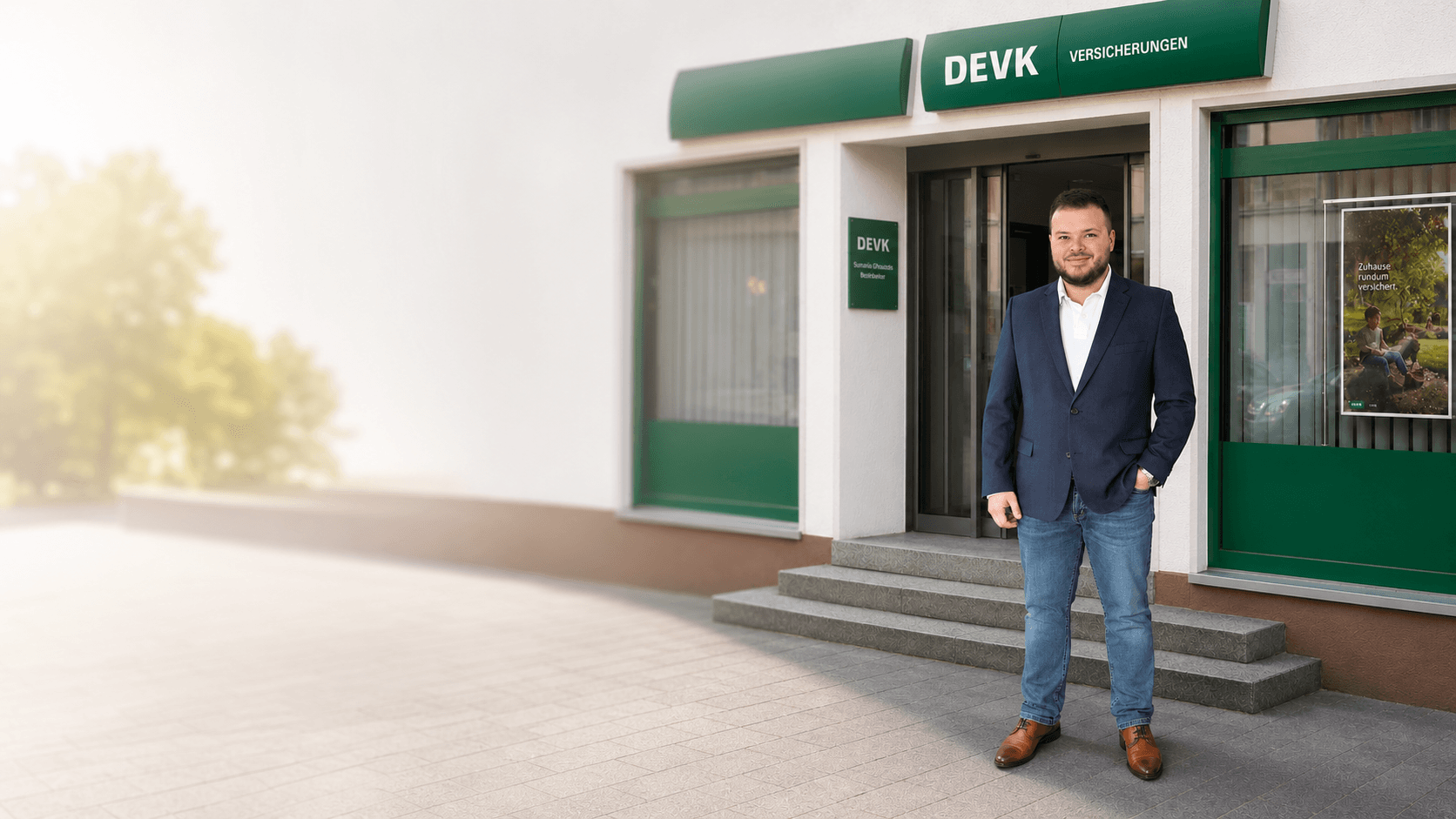 Stamatis Gkoutselis vor der DEVK-Geschäftsstelle in Fürth
